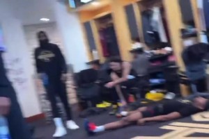 米切尔晒骑士训练后更衣室情况：有人都累到躺下了😂